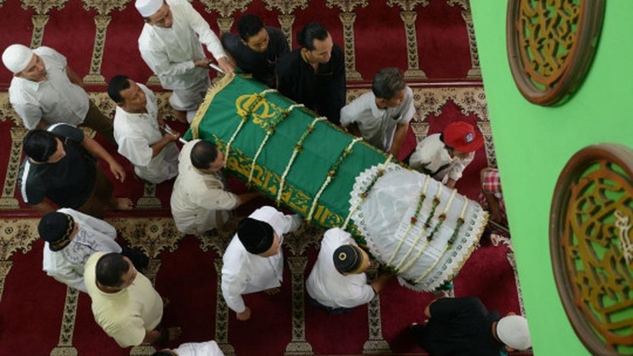 Jenazah Pak Raden disalatkan