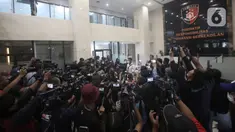 Ketua tim dokter forensik autopsi ulang jenazah Brigadir J yang juga Ketua Umum Perhimpunan Dokter Forensik Indonesia (PDFI) Ade Firmansyah Sugiharto memberikan keterangan saat konferensi pers di Bareskrim Mabes Polri, Jakarta, Senin (22/8/2022). Dalam keterangan tersebut, Ade menyampaikan bahwa hasil autopsi ulang terhadap tubuh Brigadir Nofriansyah Yosua Hutabarat atau Brigadir J tidak terdapat luka penyiksaan selain luka akibat tembakan senjata api. (Liputan6.com/Faizal Fanani)
