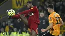 Gelandang Liverpool, Georginio Wijnaldum, mengontrol bola saat melawan Wolverhampton Wanderers pada laga Premier League di Stadion Molineux, Kamis (23/01/2020). Liverpool menang dengan skor 2-1. (AP/Rui Vieira)