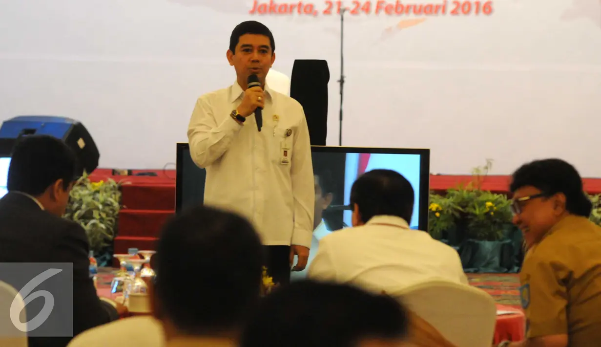 Menteri PANRB, Yuddy Chrisnandi Saat menjadi pembicara di Talk Show yang diadakan Kemenkumham, Jakarta, Senin (22/2). Talk Show yang di adakan ini bertujuan untuk kemanfaatan Hukum yang berkepastian untuk kedepan. (Liputan6.com/Helmi Afandi)