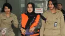 Evy Susanti usai diperiksa KPK, Jakarta, Rabu (5/8/2105). Gatot dan Evy menjalani pemeriksaan perdana usai menjadi tahanan KPK sebagai saksi untuk tersangka OC Kaligis dalam kasus suap hakim PTUN Medan. (Liputan6.com/Helmi Afandi)