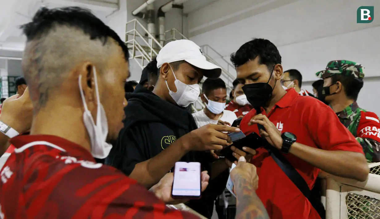 Petugas mengecek tiket dan KTP suporter Persis Solo saat melawan Rans Cilegon FC pada laga babak 8 besar Grup X Liga 2 di Stadion Pakansari, Bogor, Rabu (15/12/2021). (Bola.com/M Iqbal Ichsan)