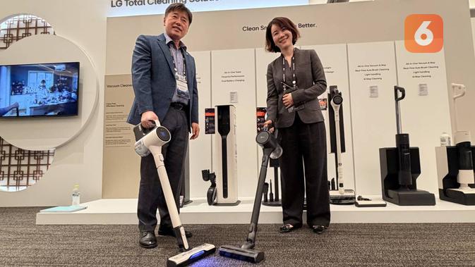 Head Product for Dishwashers and Vacuum Cleaner LG, Seungtaek Ryu dan Lea Lee, Global PR Leader LG Electronics, di InnoFest 2026 APAC. (Liputan6.com/ Yuslianson)