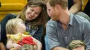 Kedekatan Pangeran Harry dengan anak kecil memang sering kali bikin yang melihat gemas. (Getty Images/Cosmopolitan)