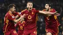 Pemain AS Roma, Rasmus Kristensen (tengah) melakukan selebrasi setelah mencetak gol kemenanngan ke gawang Sassuolo pada laga pekan ke-14 Liga Italia 2023/2024 di Mapei Stadium, Reggio Emilia, Italia, 3 Desember 2023. AS Roma sukses menang comeback dengan skor 2-1. (AP Photo/La Presse/Massimo Paolone)