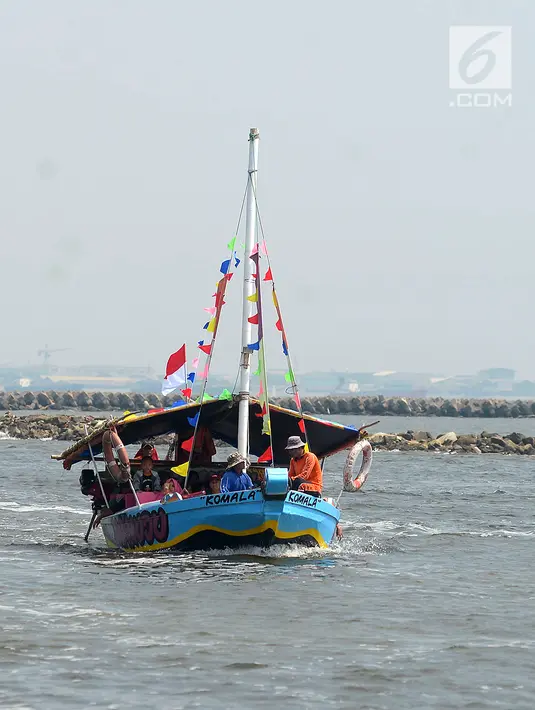 Wisatawan berkeliling menggunakan perahu wisata di Pantai Ancol, Jakarta, Senin (18/6). Warga memilih mengisi libur Lebaran dengan berkeliling di perairan Ancol sambil menaiki perahu wisata. (Merdeka.com/Imam Buhori)