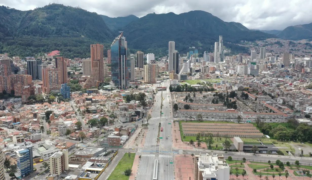 Pemandangan udara jalan-jalan yang hampir kosong di Bogota, Sabtu (10/4/2021). Kota-kota besar Kolombia memulai akhir pekan pertama lockdown ketat untuk mengurangi penyebaran gelombang ketiga COVID-19 setelah beberapa hari kasus infeksi lebih dari 10.000 setiap harinya. (DANIEL MUNOZ / AFP)