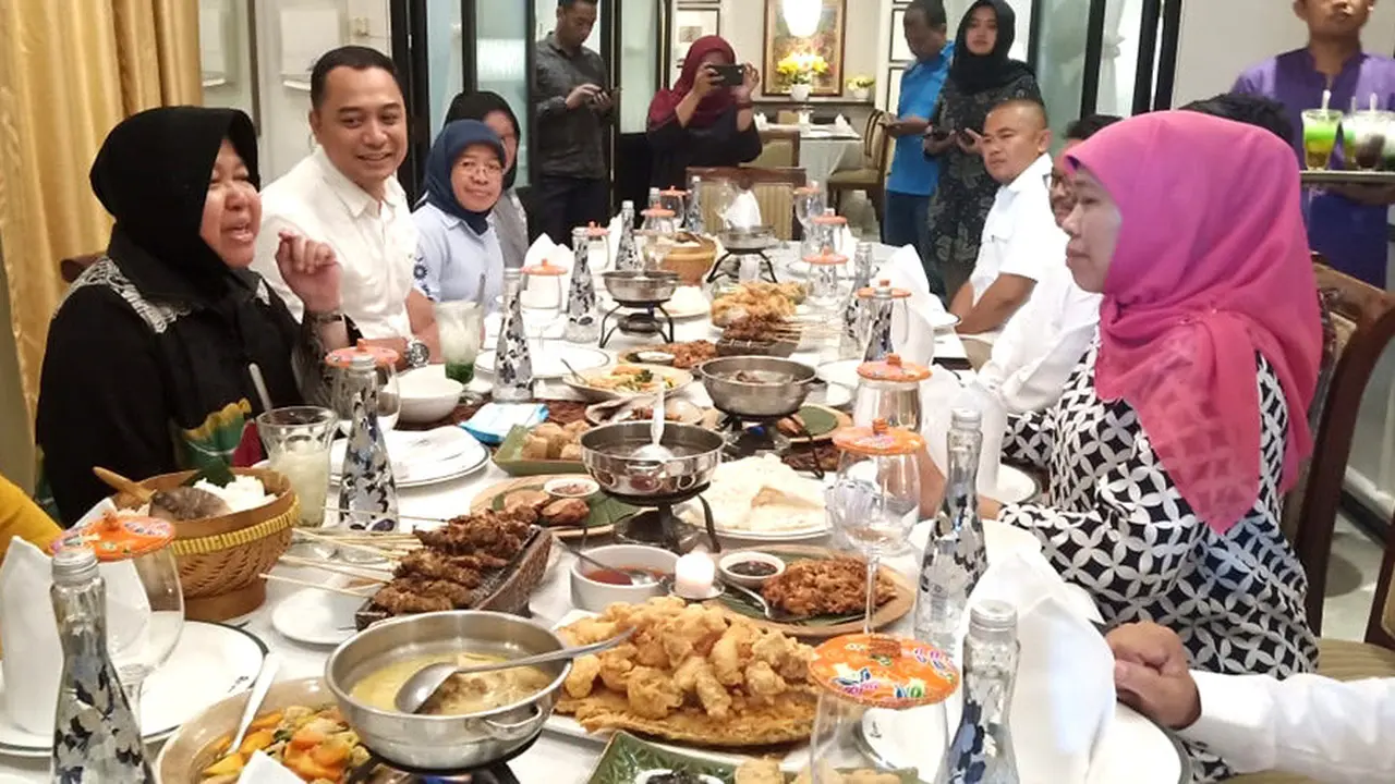 Wali Kota Surabaya Tri Rismaharini bertemu dengan Gubernur Jawa Timur (Jatim) terpilih Khofifah Indar Parawansa