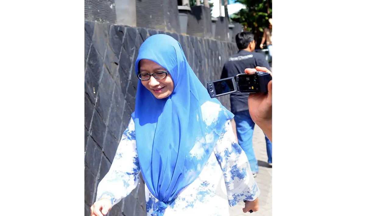 Athiyyah Laila yang datang dengan megenakan jillbab bewarna biru tampak tersenyum saat ditanya wartawan. (Liputan6.com/Faisal R Syam)