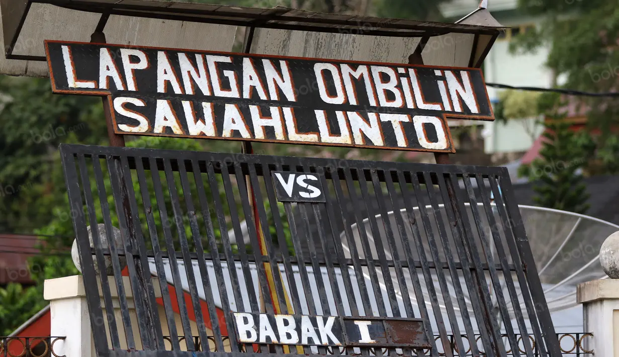 Lapangan tempat berlatih anak-anak SSB PS TAL Sawahlunto di Stadion Tanah Lapang Ombilin, Sawahlunto, (8/11/2016). (Bola.com/Nicklas Hanoatubun)