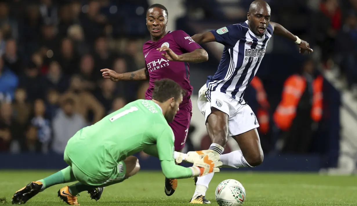 Pemain Manchester City, Raheem Sterling (kiri) berusaha mencetak gol saat berhadapan dengan kiper West Bromwich Albion, Ben Foster pada laga Piala Liga Inggris di The Hawthorns, West Bromwich, (20/9/2017). City menang 2-1.(David Davies/PA via AP)