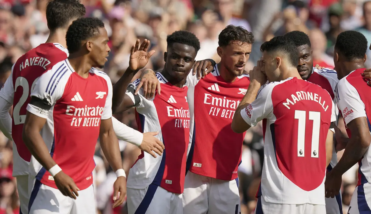 Para pemain Arsenal merayakan gol yang dicetak oleh Bukayo Saka ke gawang Wolverhampton pada pekan pertama Liga Inggris 2024/2025 di Emirates Stadium, Sabtu (17/8/2024) malam WIB. (AP Photo/Frank Augstein)