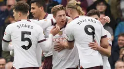 Selebrasi para pemain Manchester City setelah Kevin De Bruyne (tengah) mencetak gol penyeimbang 1-1 ke gawang Crystal Palace pada laga pekan ke-32 Premier League 2023/2024 di Selhurst Park stadium, London, Sabtu (6/4/2024). (AP Photo/Frank Augstein)