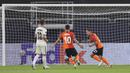 Pemain Shakhtar Donetsk Alan Patrick (kanan) melakukan selebrasi usai mencetak gol ke gawang Bassel pada pertandingan perempat final Liga Europa di Veltins-Arena, Gelsenkirchen, Jerman, Selasa (11/8/2020). Shakhtar Donetsk menang 4-1. (Wolgang Rattay/Pool Photo via AP)