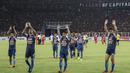 Para pemain Arema FC menyapa Aremania usai laga Liga 1 melawan Persija Jakarta di SUGBK, Jakarta, Sabtu (31/3/2018). Persija menangn 3-1 atas Arema FC. (Bola.com/Vitalis Yogi Trisna)
