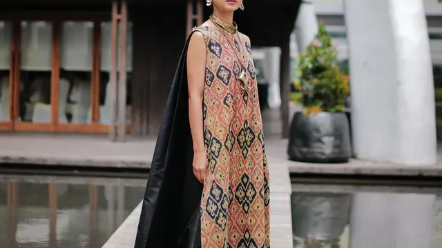 Pesona Andien Dalam Balutan Kain Tenun Sumba