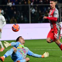 Bek Roma asal Brasil #43, Wesley (kanan), melepaskan tembakan dan mencetak gol ketiga timnya dalam pertandingan Serie A Italia antara US Cremonese dan AS Roma di Stadion Giovanni Zini di Cremona, Italia utara, pada 23 November 2025. (Piero CRUCIATTI/AFP)