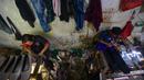 Akibat penurunan omzet produksi ini, industri rumahan sepatu wanita OB Shoes hanya mampu mempekerjakan lima dari sebelumnya 20 orang pekerja. (merdeka.com/Arie Basuki)