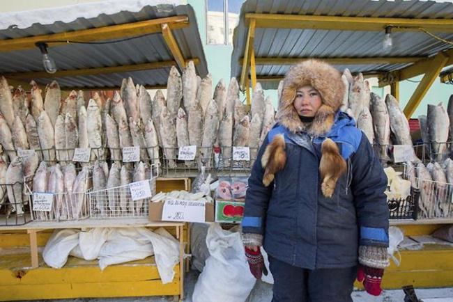 Penjual ikan yang tetap berdiri santai meski suhu udara sangat dingin/copyright architecturendesign.net