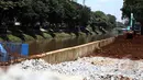 Proyek pembangunan jalan inspeksi di Bantaran Kanal Banjir Barat kawasan Thamrin, Jakarta, Selasa (17/3/2015). Pembangunan jalan yang diproyeksikan untuk jalur alternatif bagi warga ini diperkirakan rampung pertengahan 2015. (Liputan6.com/Faizal Fanani)