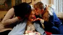 Nenek Emma Morano mendapat ciuman oleh dua pengasuhnya Malgorzat Ceglinska dan Yamilec Vergara saat merayakan ulang tahun yang ke-117 di rumahnya di Verbania, Italia, (29/11). (REUTERS/Alessandro Garofalo)
