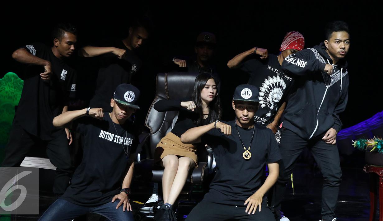 Aktris Prilly Latuconsina bersama The Dance Icon saat latihan drama musikal di Istora Senayan, Jakarta, Senin (22/8). HUT SCTV yang ke-26 akan diadakan di istora senayan secara Live pada pukul 18.45 Wib. (Liputan6.com/Herman Zakharia)