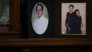 Foto mantan Sekjen PSSI, Nugraha Besoes dan keponakannya yang terpajang di rumah duka, Perumahan Alfa Indah Blok A II No.18 Joglo, Jakarta Barat, Senin (06/02/2023). Nugraha Besoes meninggal dunia pada Senin (06/02/2023) pukul 00.19 WIB di RS PON. (Bola.com/Bagaskara Lazuardi)