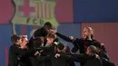 Para pemain Barcelona tertawa selama sesi latihan di stadion Camp Nou di Barcelona, Spanyol (22/11/2021). Barcelona akan bertanding melawan Benfica pada Grup E Liga Champions di Camp Nou. (AFP/Gen Lluis)