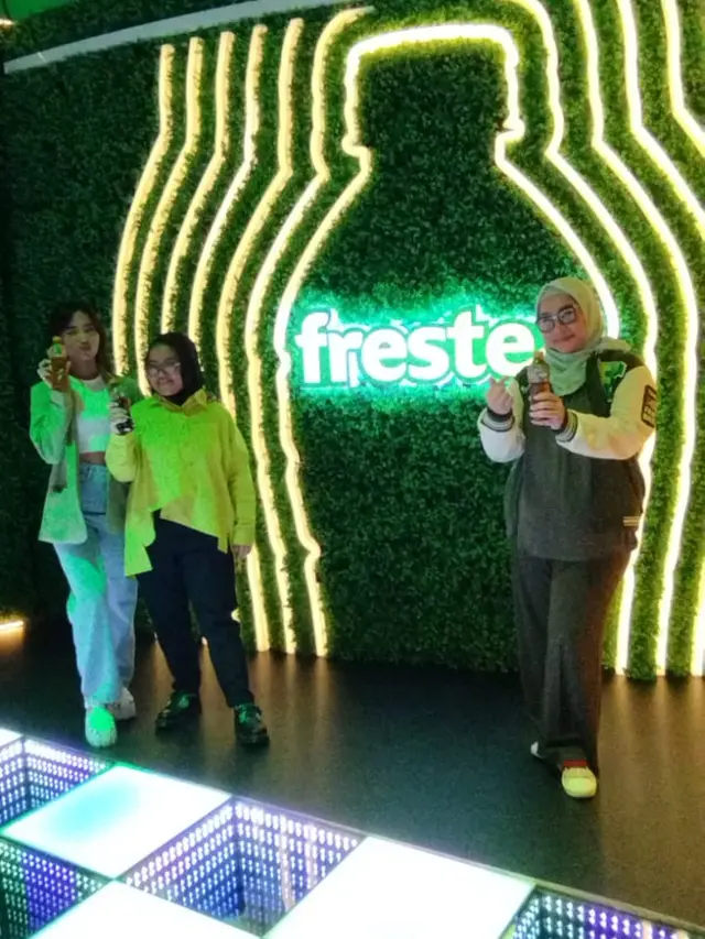 Foto Fuji bersama Chika dan Ririn selaku perwakilan dari Frestea