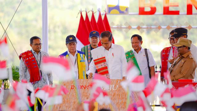 Presiden Joko Widodo meresmikan Bendungan Temef yang dibangun oleh PT Waskita Karya (Persero) Tbk