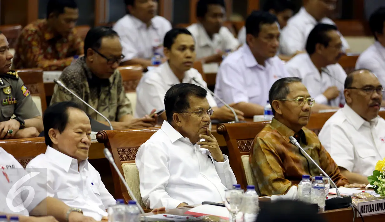Ketum PMI, Jusuf Kalla saat mengikuti Rapat Dengar Pendapat Umum (RDPU) dengan Komisi IX DPR RI di Jakarta, Rabu (8/2). Rapat tersebut DPR Khusunya Komisi IX meminta pendapat Ketua Umum PMI mengenai RUU Kepalangmerahan. (Liputan6.com/Johan Tallo)
