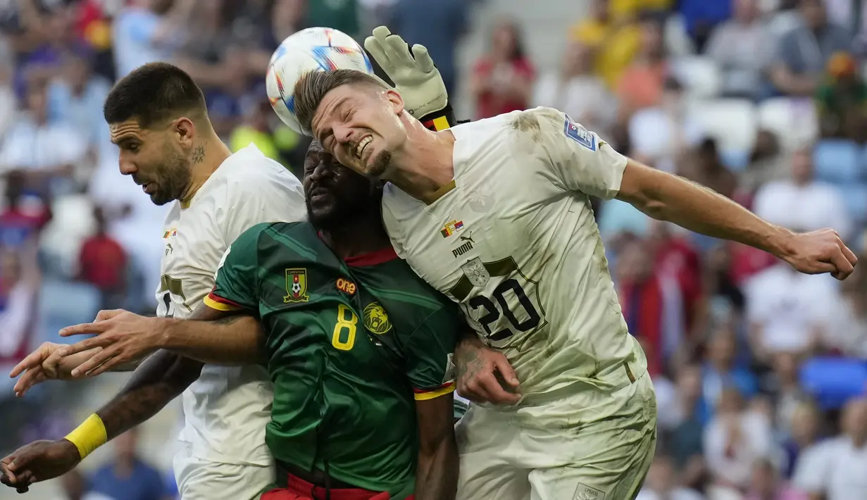Gelandang Serbia Sergej Milinkovic-Savic  dan gelandang Kamerun Andre-Frank Zambo Anguissa menyundul bola saat bersaing pada matchday 2 Grup G Piala Dunia 2022 di Al Janoub Stadium, Senin (28/11/2022). Kemenangan ini membawa Kamerun duduk di posisi ketiga dengan satu angka dan Serbia ada di bawahnya dengan poin yang sama. (AP Photo/Francisco Seco)