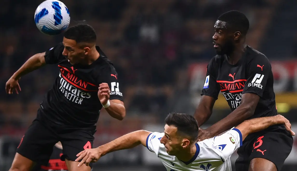 (Dari kiri) Gelandang AC Milan Ismael Bennacer, penyerang Verona Nikola Kalinic dan bek AC Milan Inggris Fikayo Tomori berebut bola pada pekan kedelapan Liga Italia 2021/2022 di San Siro, Minggu (17/10/2021) dini hari WIB. AC Milan menang dramatis atas Hellas Verona 3-2. (Marco BERTORELLO / AFP)