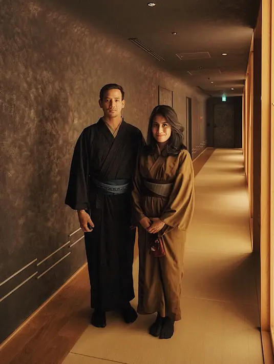 Berada di Jepang, Tarra dan Gya kompak mengenakan baju khas negeri Sakura tersebut. Outfit hitam yang dipakai Tarra dan Gya dengan warna coklat membuat tampilan keduanya sangat harmonis. (Instagram/tarrabudiman)