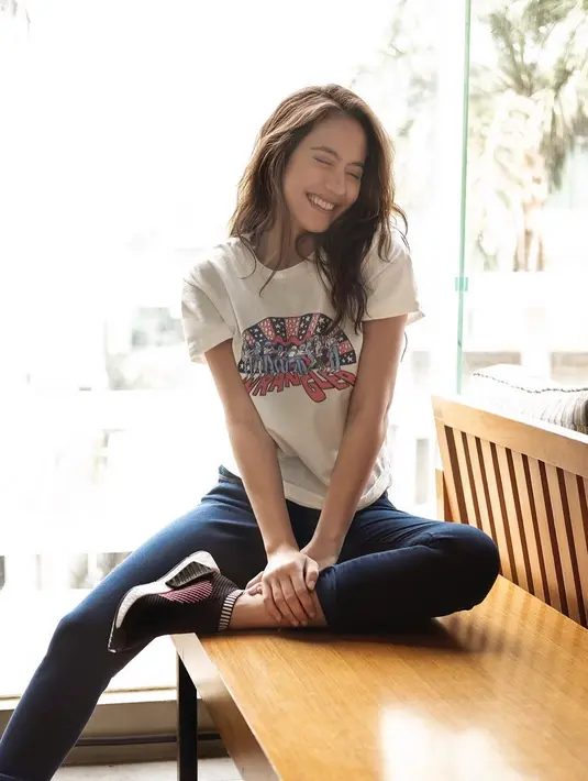 Selanjutnya, Pevita lagi-lagi memakai kaos oblong dan celana jeansnya. Senyum semringah begitu terpancar di wajah Pevita saat ini. (Instagram/pevpearce)