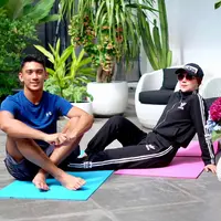 Setiap orang memiliki cerita masa lalu yang beragam. Seperti Marini Zumarnis yang juga punya kenangan di masa lalu, terutama saat ia berusia sekitar 20 tahun. Namun ternyata hobinya kala itu berbeda dengan hobi sang anak sekarang. (Instagram/monaratuliu)