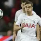 Pemain Tottenham, Harry Winks (kiri) dikabarkan sedang dipantau oleh Barcelona. Aksinya saat melawan Real madrid pada laga Liga Champions menjadi salah satu alasan Barcelona tertarik merekrutnya. (AP/Tim Ireland)