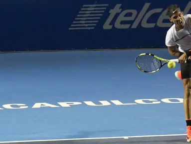 Ekspresi petenis asal Spanyol Rafael Nadal saat mengembalikan bola ke arah petenis asal Jepang, Yoshihito Nishioka dalam babak perempat final turnamen Meksiko Terbuka 2017 di Cancha Central, Acapulco, Kamis (2/3). (AP Photo/Enric Marti)