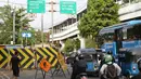 Kendaraan mengantre untuk melewati Jalan Sultan Agung, Jakarta, Rabu (25/10). Pengalihan arus dan penutupan jalan ini dilakukan dikarenakan adanya pengerjaan proyek double-double track kereta api Jatinegara-Manggarai. (Liputan6.com/Immanuel Antonius)