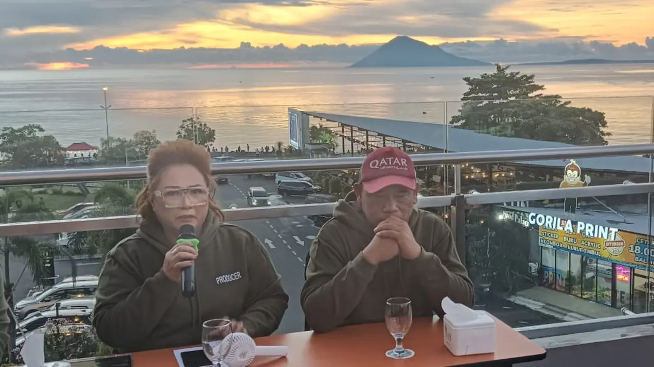 Kapten Roy Lahutung (kanan) bersama Ursula Ponto  saat peluncuran album rohani  di Hotel Amaris Manado, Rabu (18/6/2025).