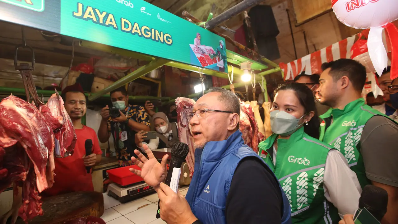 Menteri Perdagangan RI Zulkifli bersama dengan Director of Central Public Affairs, Grab Indonesia, Tirza Munusamy mengunjungi Pasar Tomang Barat.