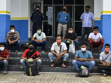 Nelayan Myanmar menunggu untuk dideportasi setelah ditahan selama delapan bulan oleh pihak berwenang Indonesia di Banda Aceh (5/8/2020). Mereka ditangkap karena penangkapan ikan ilegal di perairan Aceh sepanjang selat Malaka. (AFP Photo/Chaideer Mahyuddin)