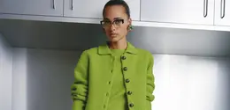Kali ini, sang desainer mengajak para pencinta mode memasuki dunia yang terasa akrab sekaligus tak terduga, tempat elemen klasik dipadukan dengan detail eksentrik sehingga menghasilkan gaya yang unik namun tetap elegan. [Dok/tory burch].