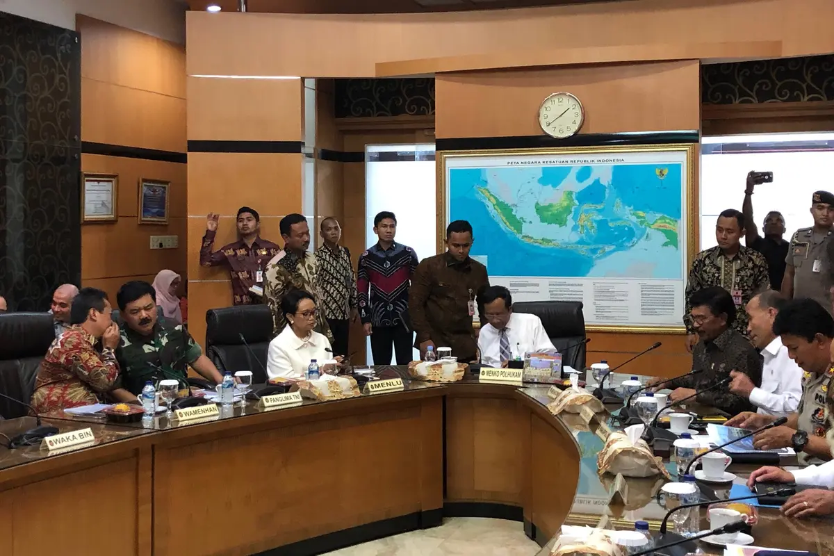 Menko Polhukam Mahfud Md menggelar rapat dengan sejumlah menteri membahas situasi di Papua. (Liputan6.com/Delvira Hutabarat)