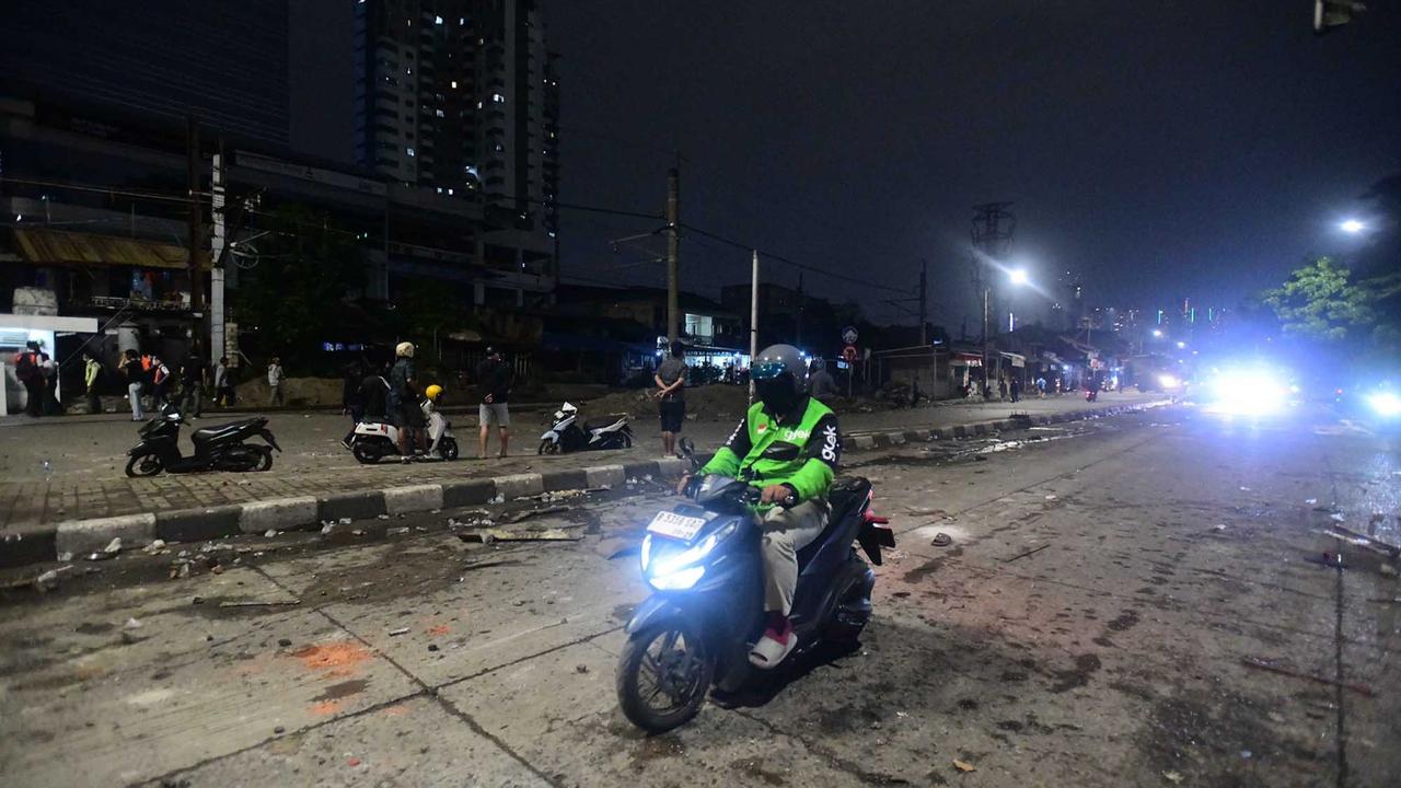 FOTO: Rusuh Pelajar dan Brimob di Pejompongan Hingga Malam Hari (ukuran kecil)
