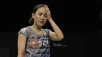 Tunggal putri Thailand, Nitchaon Jindapol, kalah dari tunggal putri Jepang, Sayaka Sato, pada laga semifinal Indonesia Open 2017 di JCC, Sabtu, (17/6/2017). Sato menang 13-21 21-18 21-14. (Bola.com/M Iqbal Ichsan)