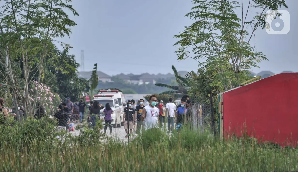 Sejumlah PMI dan WNI dari luar negeri berolahraga saat menjalani karantina di Rusun Nagrak, Cilincing, Jakarta Utara, Rabu (5/1/2022). Sementara itu Ketua Satgas Penanganan Covid-19 Letjen Suharyanto menyebut Tower 6 Rusun Nagrak akan dibuka sebagai tempat cadangan. (merdeka.com/Iqbal S. Nugroho)