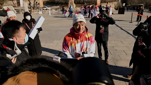 Jackie Chan Tetap Antusias Bawa Obor Olimpiade Musim Dingin Beijing