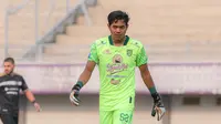 Kiper Persebaya Surabaya, Andhika Ramadhani saat laga lanjutan BRI Liga 1 2023/2024 antara Dewa United melawan Persebaya Surabaya di Indomilk Arena, Tangerang, Sabtu (30/09/2023). (Bola.com/Bagaskara Lazuardi)