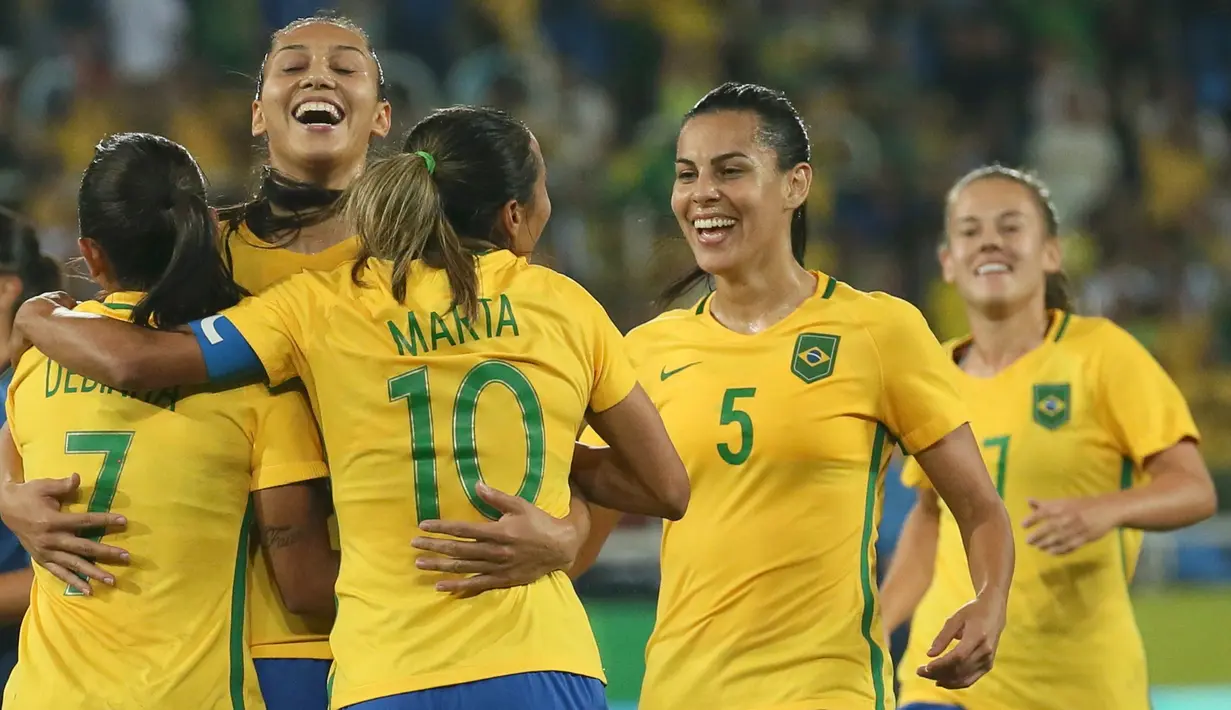 Sejumlah pemain Brasil merayakan gol keempat mereka ke gawang timnas Swedia pada lanjutan sepak bola wanita di Olimpiade Rio 2016,Brasil, (6/8). Brasil menang dengan skor telak 5-1. (REUTERS / Gonzalo Fuentes)